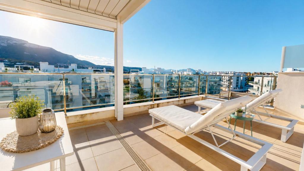 Atico Buen Vivir con gran terraza y vistas espectaculares en Marina Real II Denia by Family Homes Rentals - 2