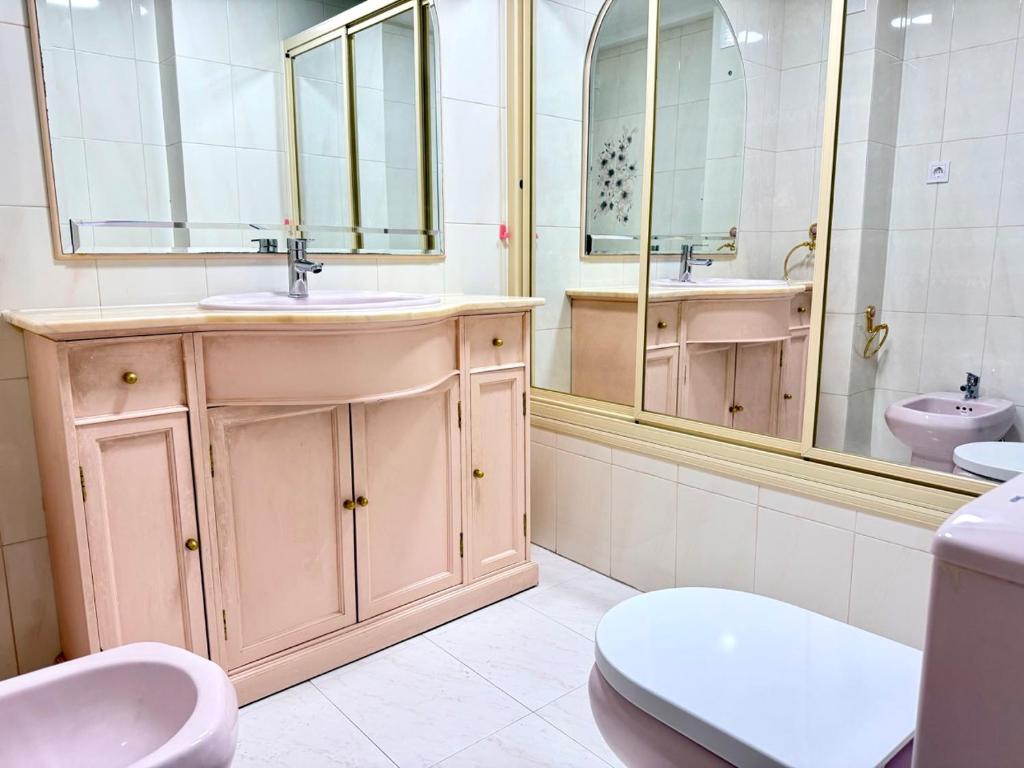 Beachfront Apartment for 6, 3 Bathrooms, Levante Beach - 2