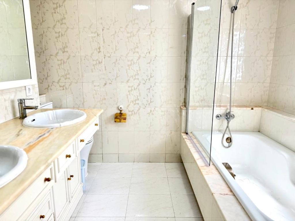 Beachfront Apartment for 6, 3 Bathrooms, Levante Beach - 3
