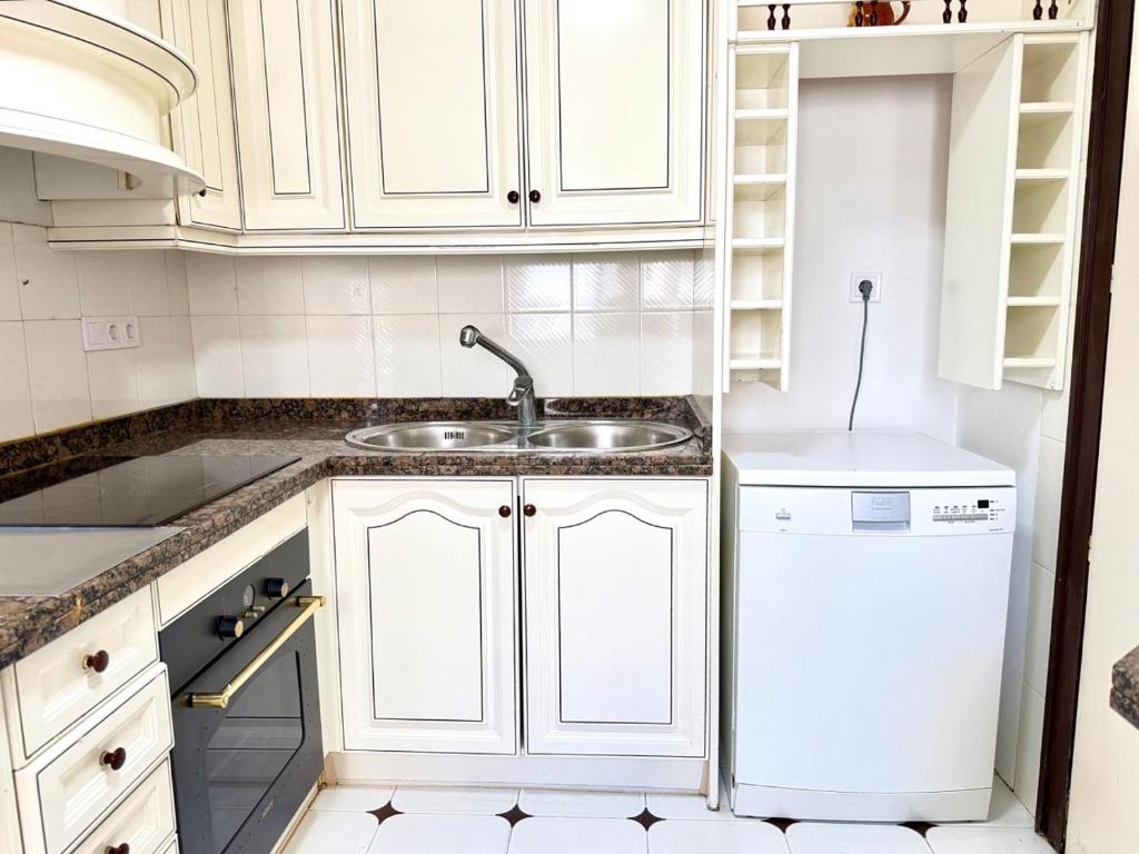 Beachfront Apartment for 6, 3 Bathrooms, Levante Beach - 4