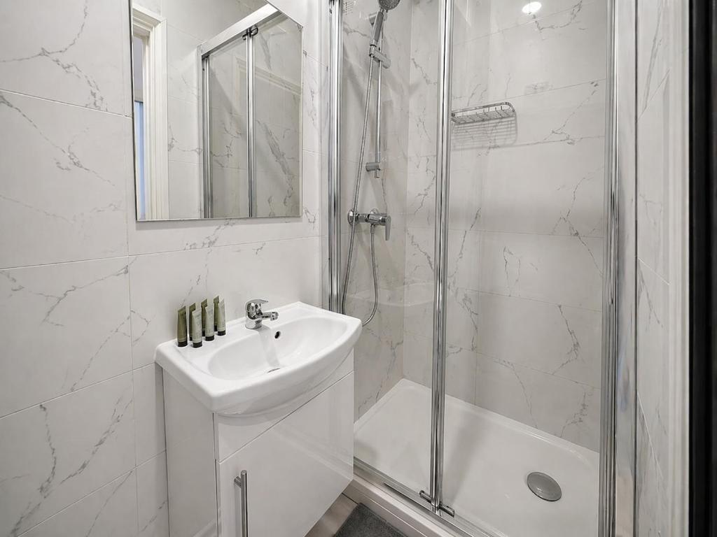 Comfy Apartment in Paris by Canal St Martin - 4