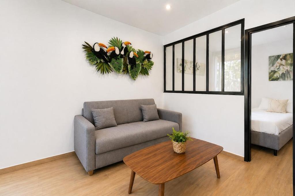 Comfy Apartment in Paris by Canal St Martin - 1