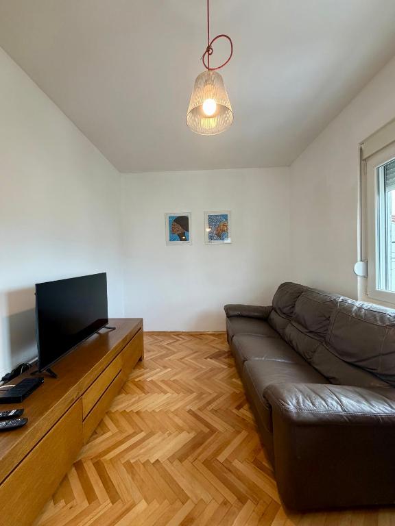 Lovely 1-bedroom apartment with 2-patios and parking - 4