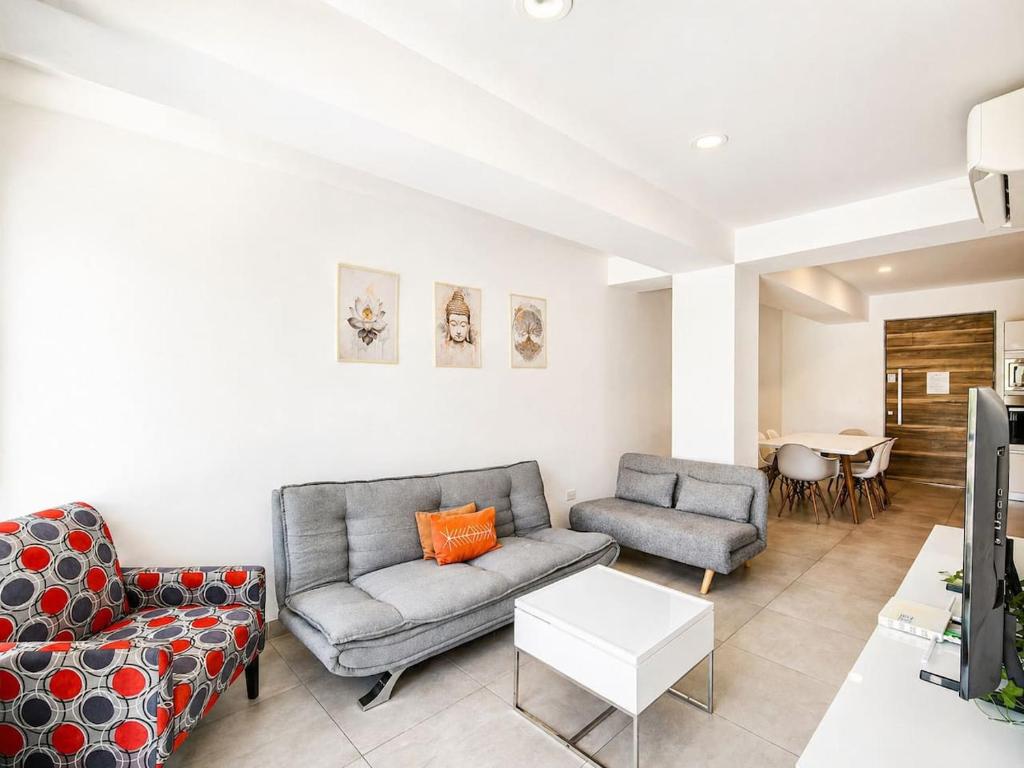 Icono 208 by Booking Guys Riviera - 1