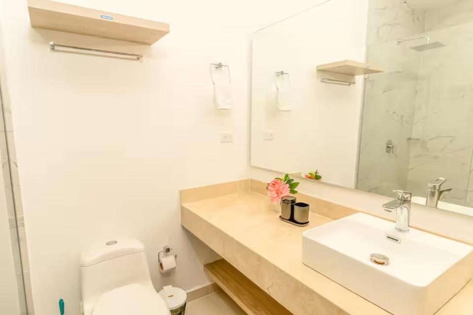 Amplia Suite Moderna con balcón cerca al mar - 3