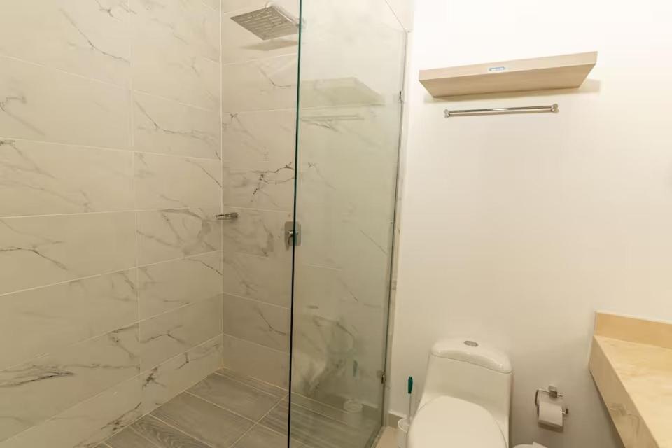 Amplia Suite Moderna con balcón cerca al mar - 5