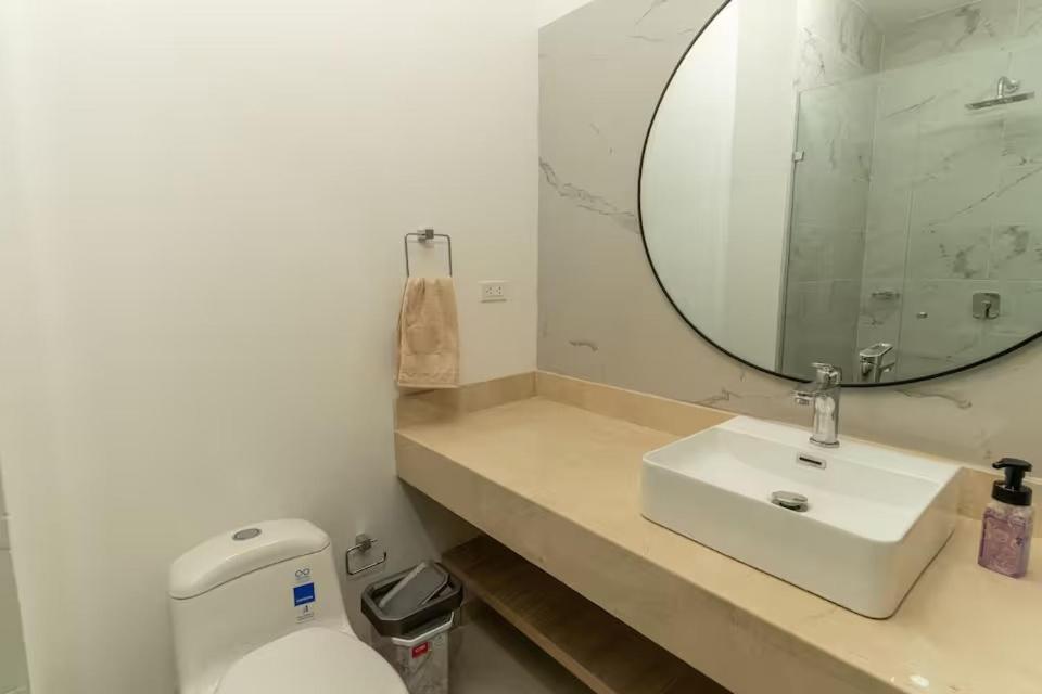 Exclusiva suite moderna con balcón cerca al mar - 3