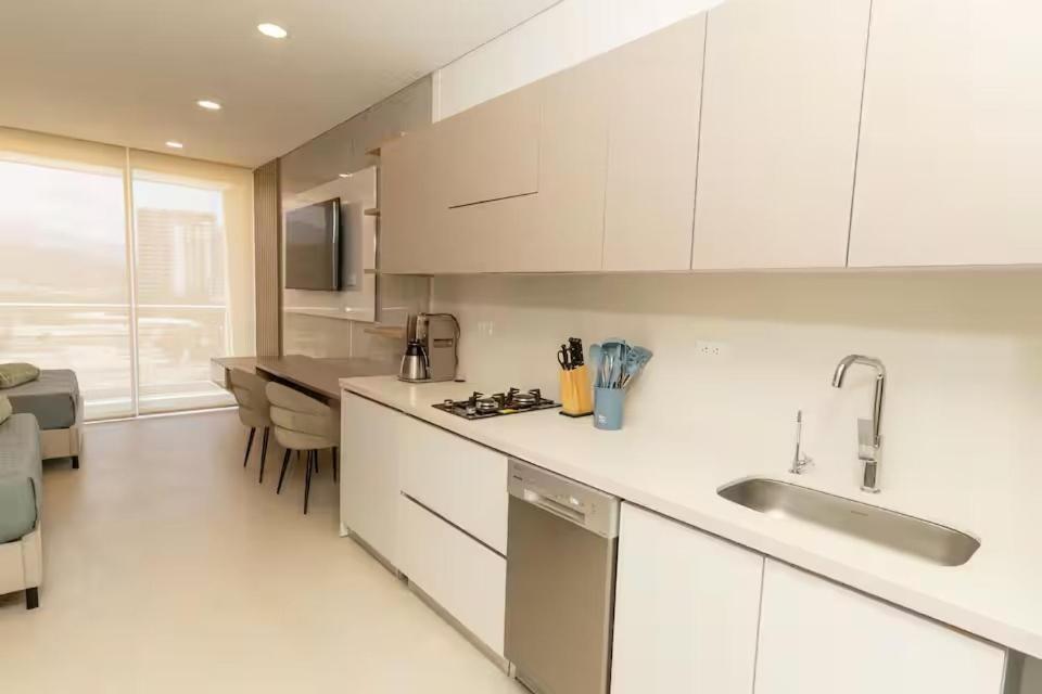 Exclusiva suite moderna con balcón cerca al mar - 5