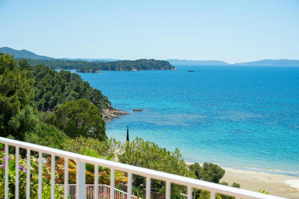 Seaside Villa With Panoramic Views In Les Îles D'or - 3