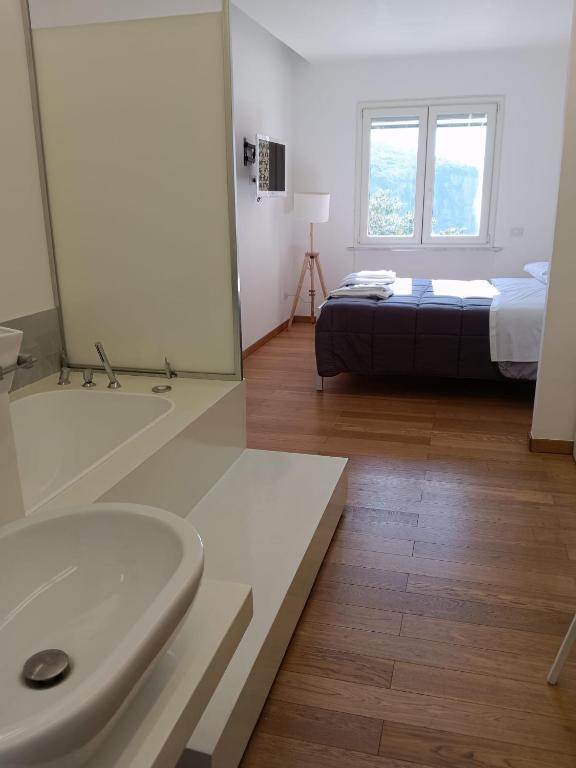 White Stylish Apartment 4 - 3