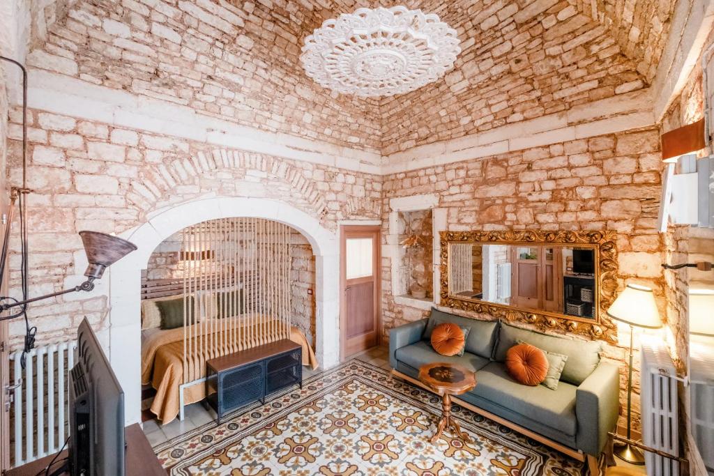 3-Level Stone Home with Rooftop Terrace in Martina Franca Historic Center, 2 Min from Cathedral - 2