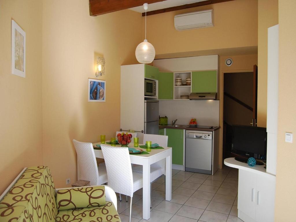 Sunlit Duplex Maisonette near the Beach - 3