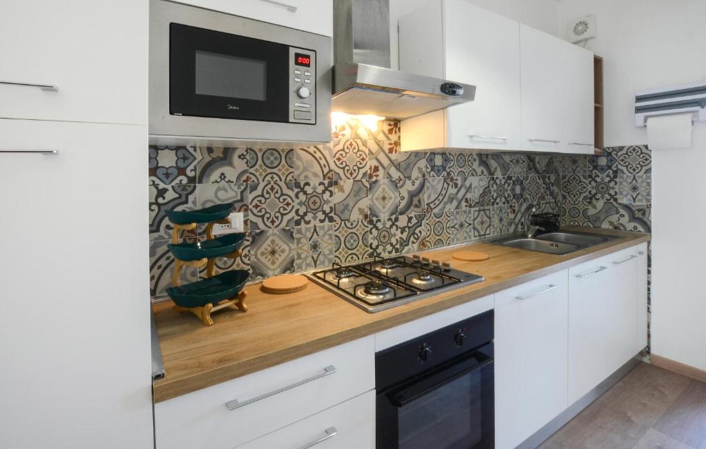 Cozy Apartment In Viareggio With Wifi - 4