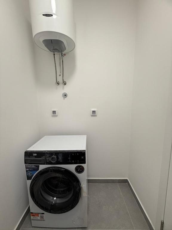 5-Min Walk to Airport Brand New & Modern Apartment - 4