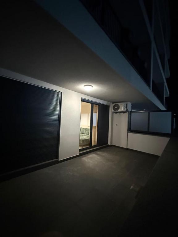 5-Min Walk to Airport Brand New & Modern Apartment - 5
