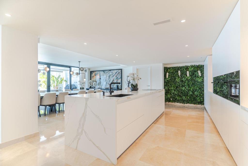 Luxury Retreat with Pool, Jacuzzi, Cinema & Gym - Villa Riviera - 3