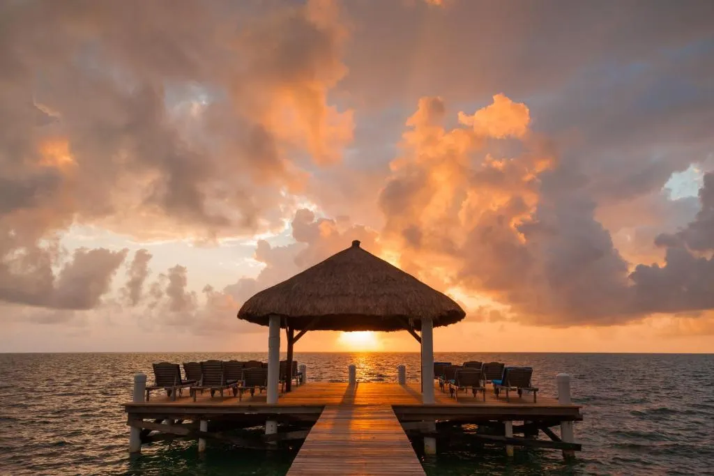 Weezie's Ocean Front Hotel and Garden Cottages, hotel in Caye Caulker