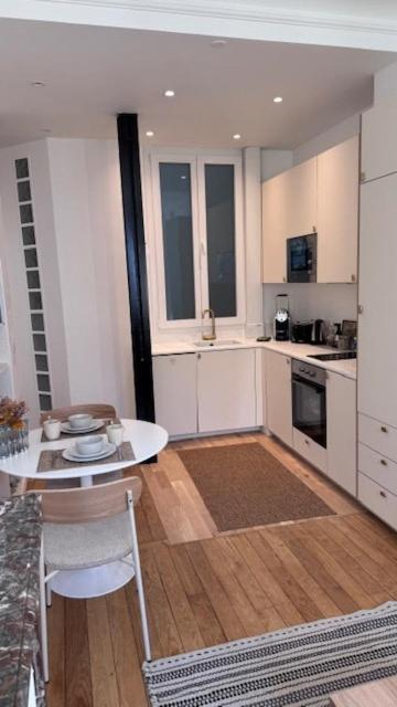 Stylish Apartment with Canal Saint-Martin view - 3