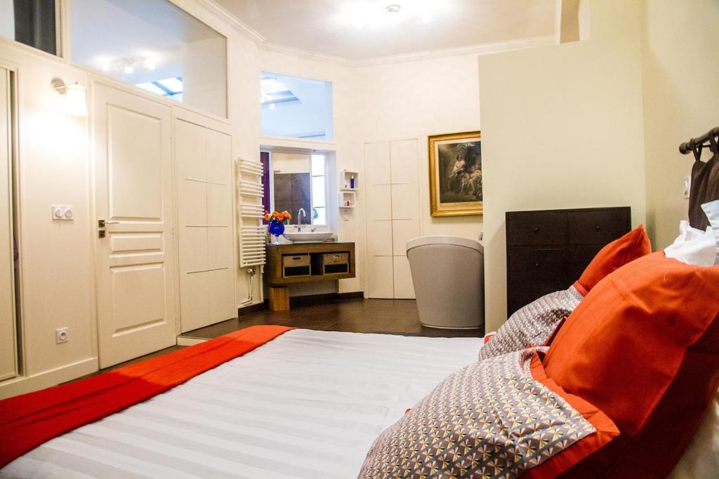 Stylish loft, premium location, 120sqm, 3 Br, AC - 3
