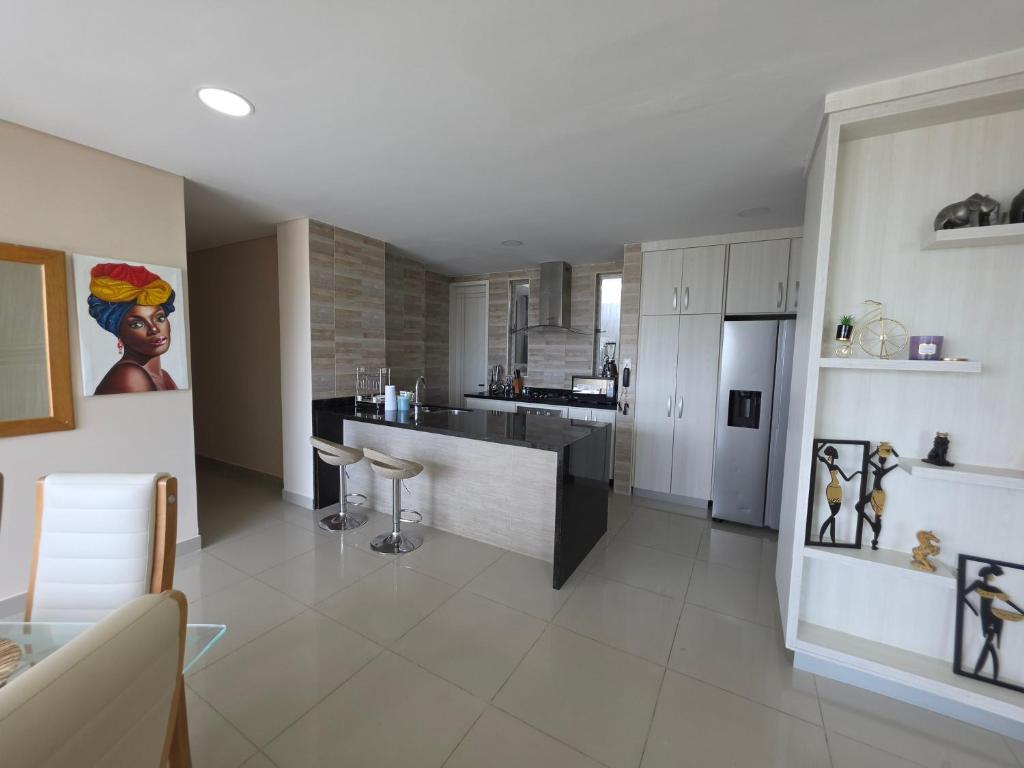 Luxury 4BR 3BA Penthouse - 5 Min to Airport & Beach - 5