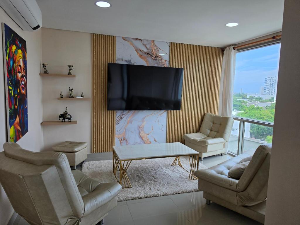 Luxury 4BR 3BA Penthouse - 5 Min to Airport & Beach - 2