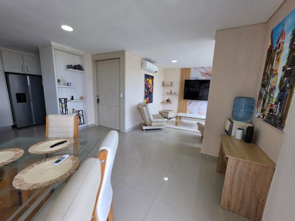 Luxury 4BR 3BA Penthouse - 5 Min to Airport & Beach - 4