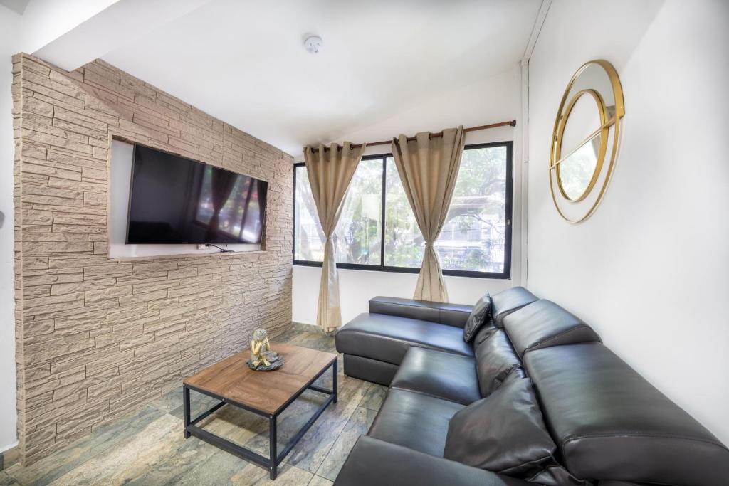 Provenza! Golden Jacuzzi - 5BR only 1 Block from lleras - 4
