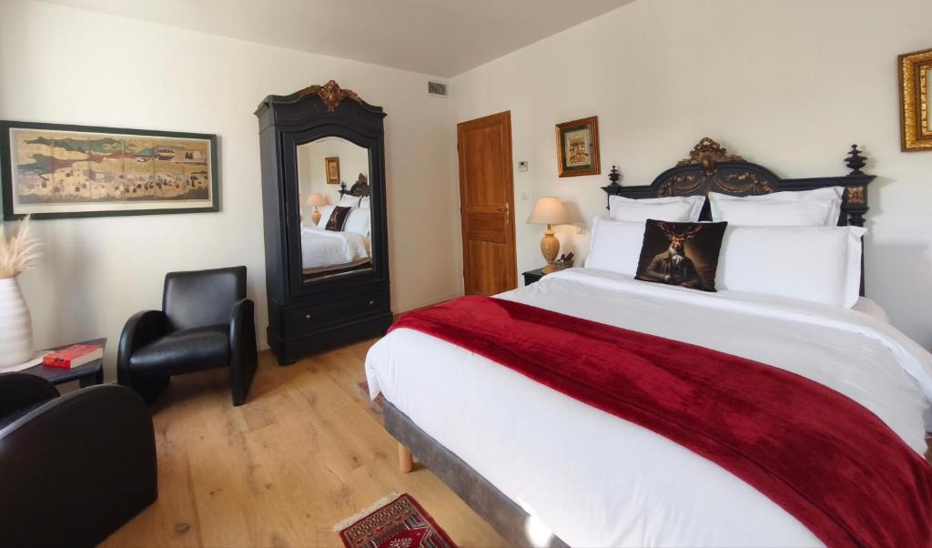 VILLA ADOYA Chambre d'hôtes Aigues-Mortes intra muros au calme climatisation réversible PISCINE WIFI ascenseur PARKING gratuit - 5