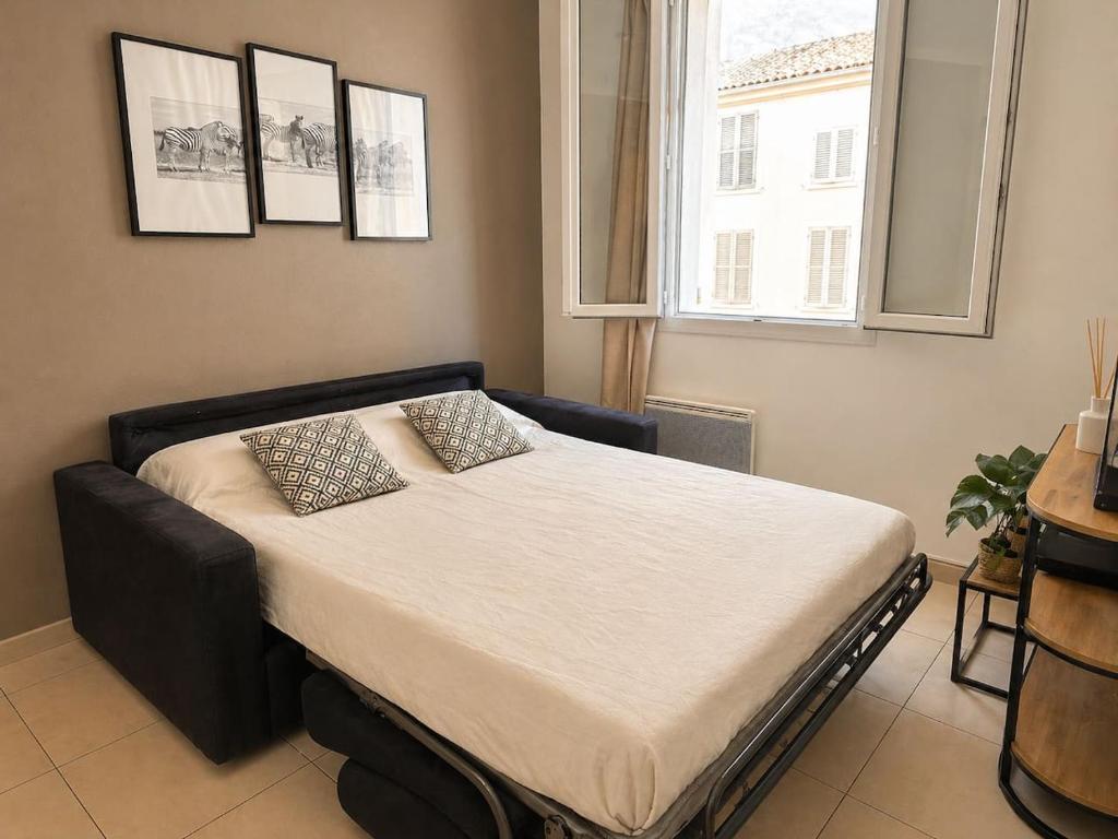 Nid Provencal Coeur Vieux Antibes Tout a Pied - 3