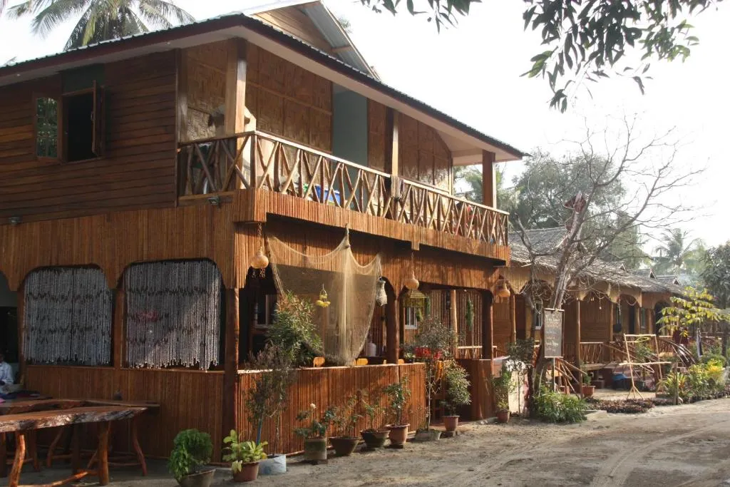 Soe Ko Ko Beach House & Restaurant, hotel in Ngwesaung