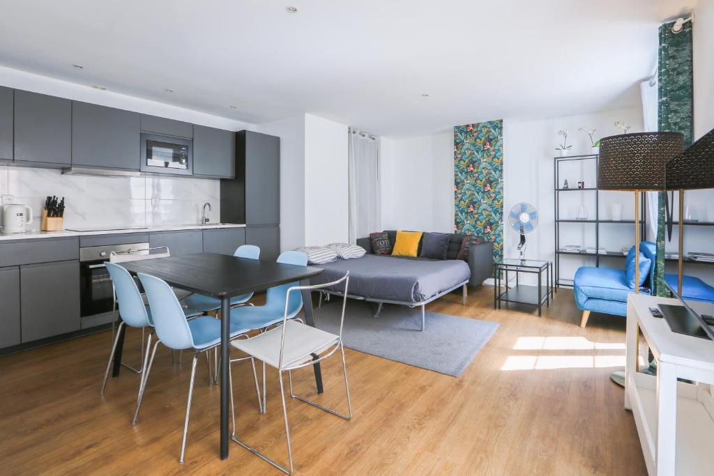 Spacious One Bedroom Apartment near Eiffel Tower - 1