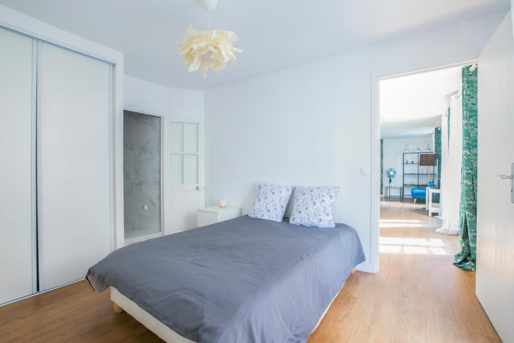 Spacious One Bedroom Apartment near Eiffel Tower - 2