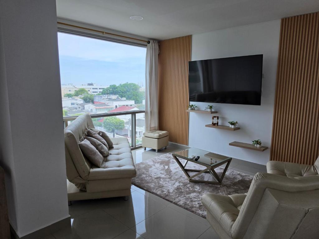 Luxury 3br 2ba Penthouse close to Airport-Beach-Rooftop Pool - 3