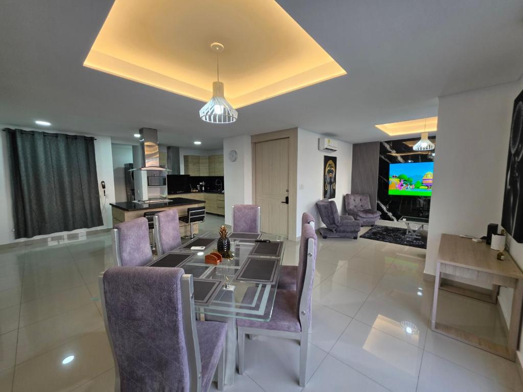 Luxury 3br 2ba Penthouse close to Airport-Beach-Rooftop Pool - 2