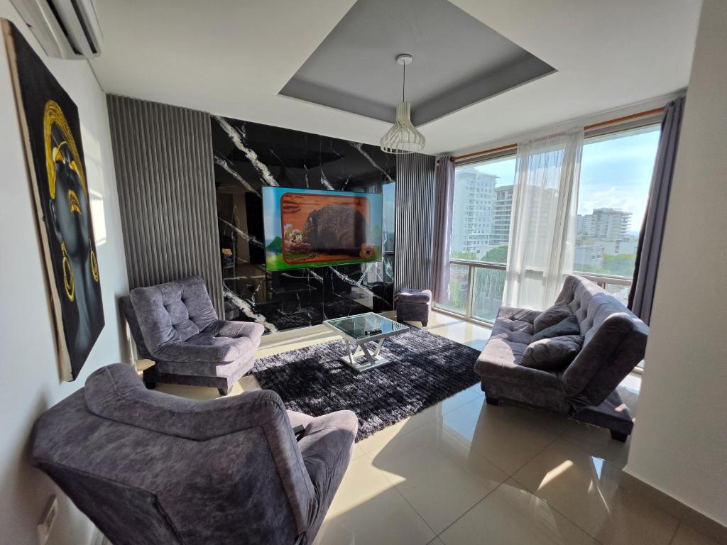 Luxury 3br 2ba Penthouse close to Airport-Beach-Rooftop Pool - 1