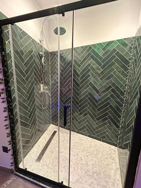 Love room - Jacuzzi - Netflix - Clim - 3min train station - 2