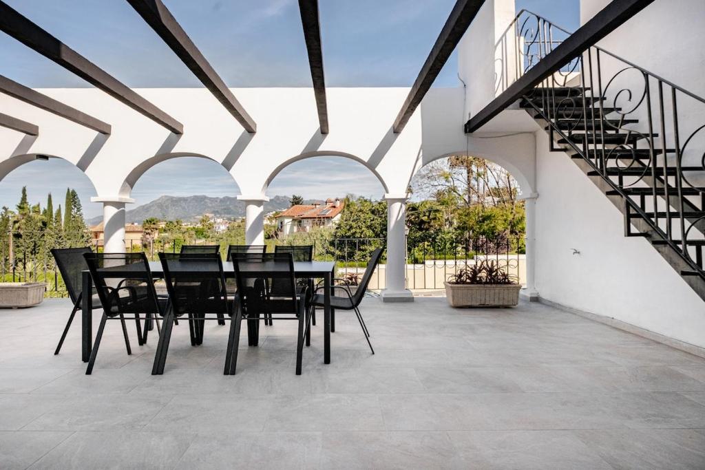 Villa With Jacuzzi and Panoramic Views in Prestigious El Rosario, Marbella - 3