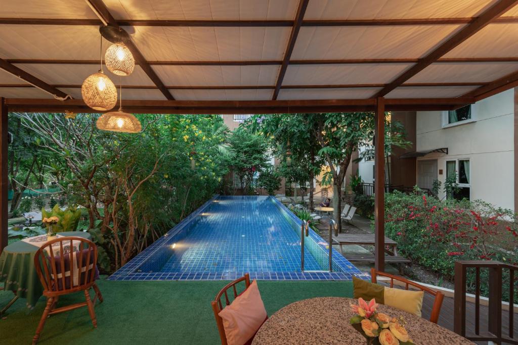 Swimming pool
