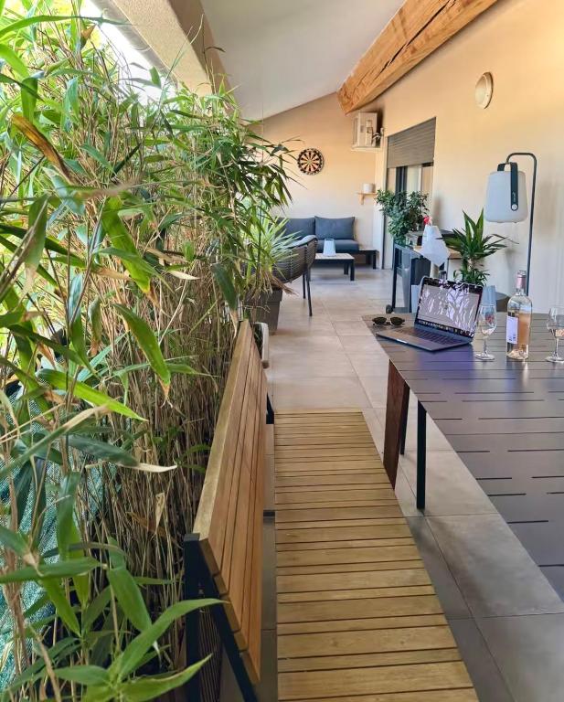 Appartement 110 m2 lumineux - avec grande terrasse - 2 parkings - proche centre - 1