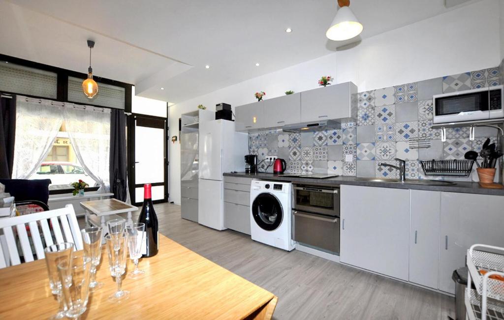 2 Bedroom Lovely Home In Canet-En-Roussillon Pl - 3