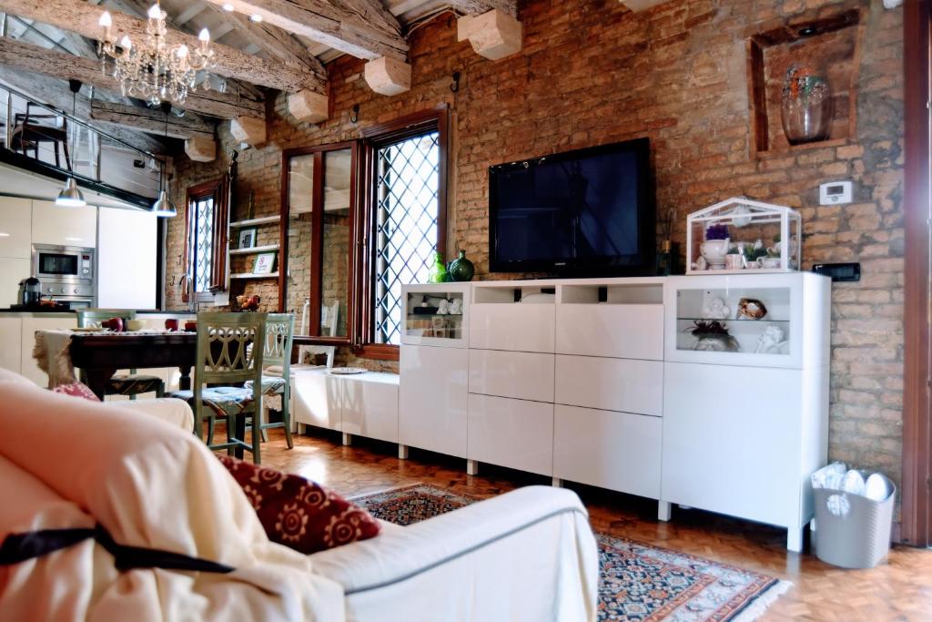Barchessa - 17th Century Venetian Loft - 15min to Venice - 2 Free Parking - 5