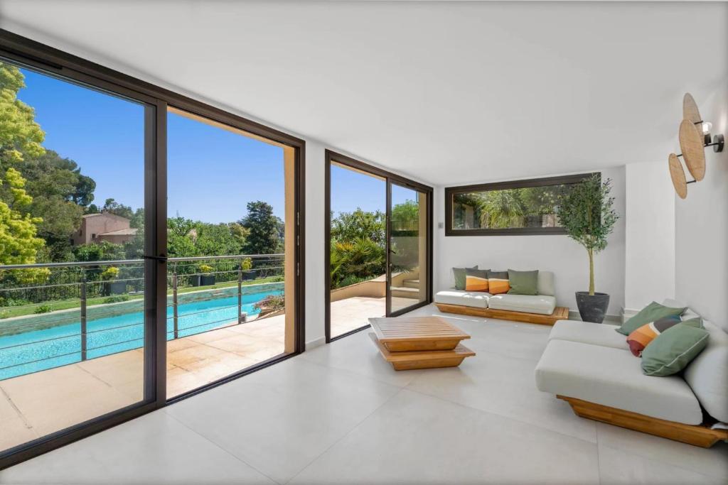 REF 2192 - Contemporary property in Cannes with sea view pool - 2