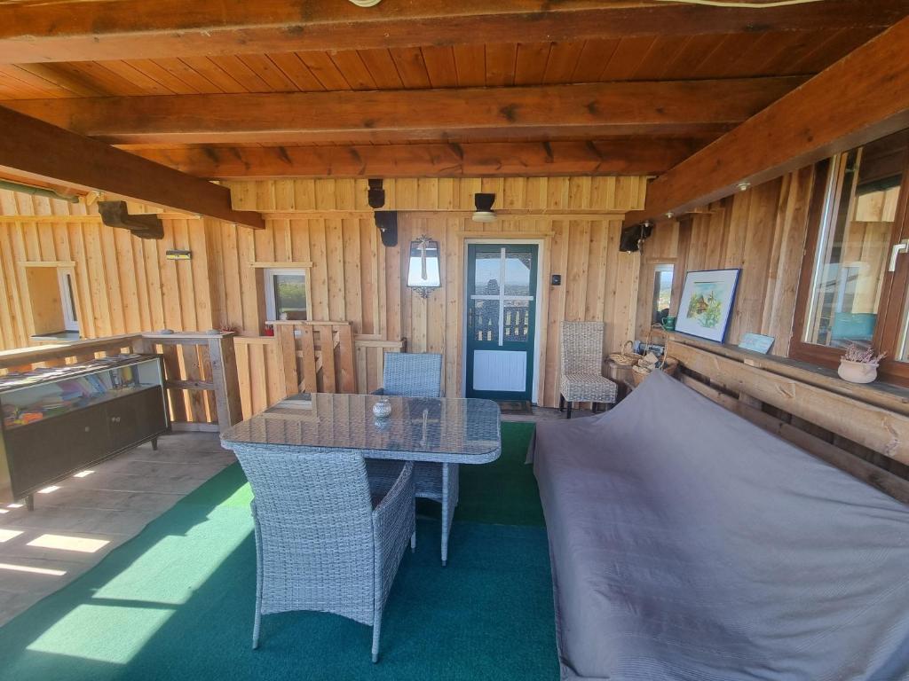 Kuscheliges Blockhaus in Alleinlage mit Traumaussicht - 3