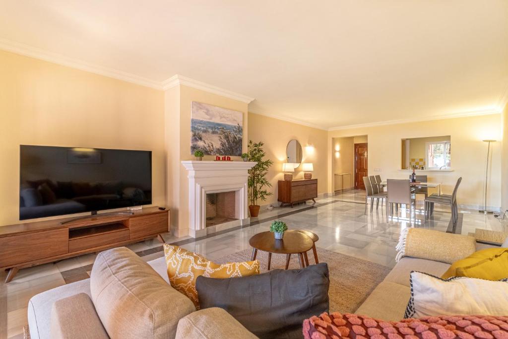 Elegant Golf Apt, Peace, Pool, Panoramic Views - 2