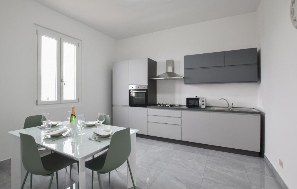 2 Bedroom Beautiful Apartment In Albenga - 4