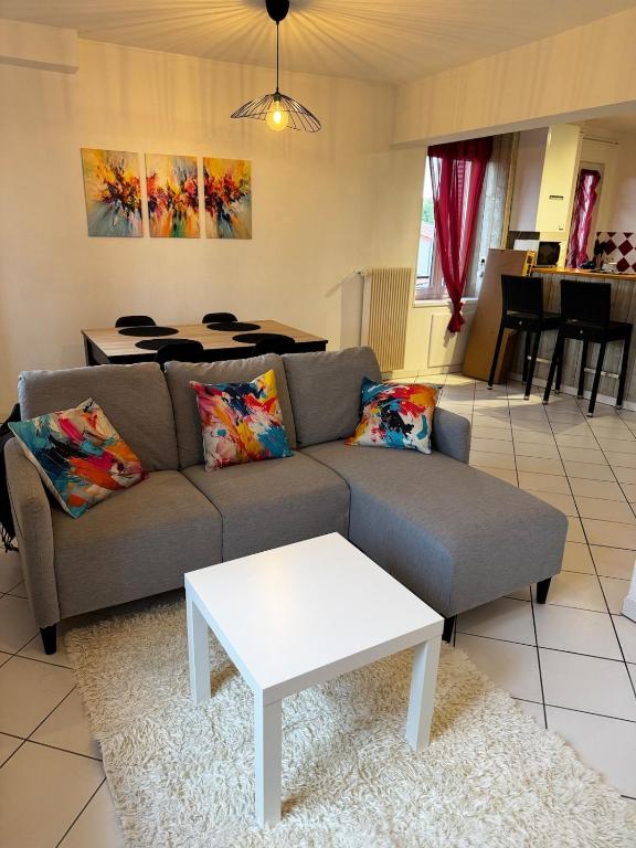 Spacious, 2 Rooms 3 beds, Top Floor & Parking - 1
