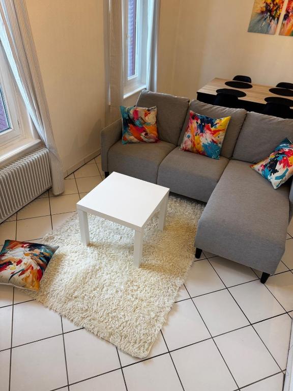 Spacious, 2 Rooms 3 beds, Top Floor & Parking - 2