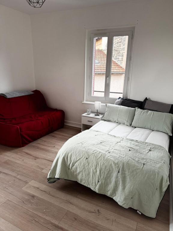 Spacious, 2 Rooms 3 beds, Top Floor & Parking - 3