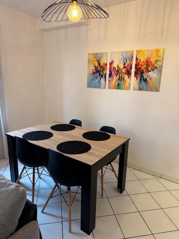 Spacious, 2 Rooms 3 beds, Top Floor & Parking - 5
