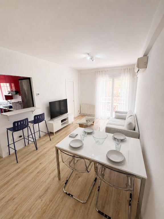 Bright 3BR Apartment with Terrace in Madrid Rio - 2